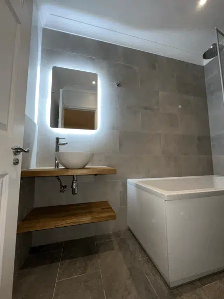 Installing new fixtures and fittings in a luxury bathroom Installing new fixtures and fittings in a luxury bathroom