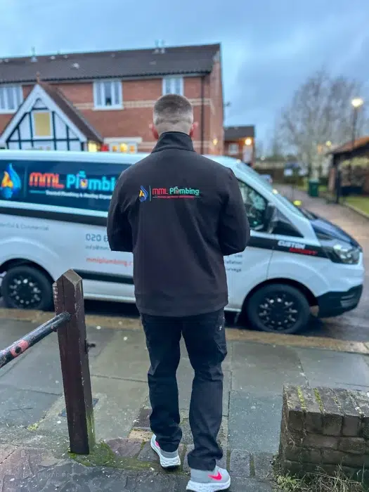 Plumbing expert arrives in a professional service van! Plumbing expert arrives in a professional service van!